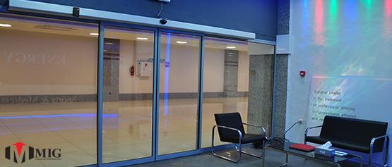 قیمت درب اتوماتیک شیشه‌ای به چه عواملی بستگی دارد؟